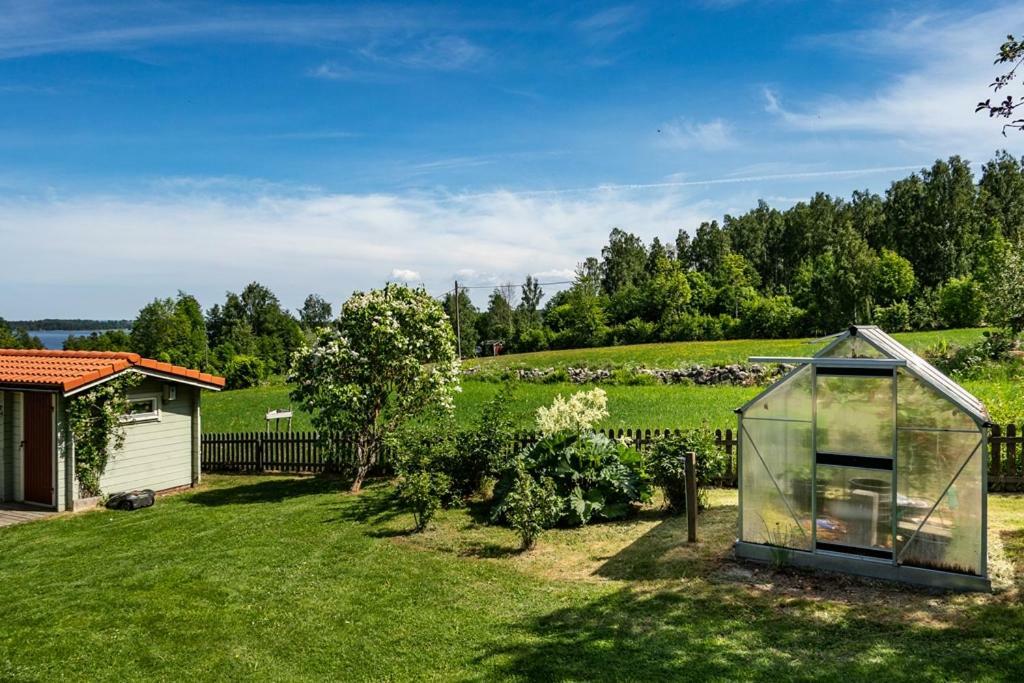 Two Small Guest Houses By Lake Rent Out As One Hjo Exterior foto